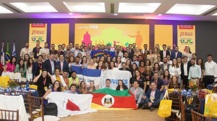 Público acompanhando palestra