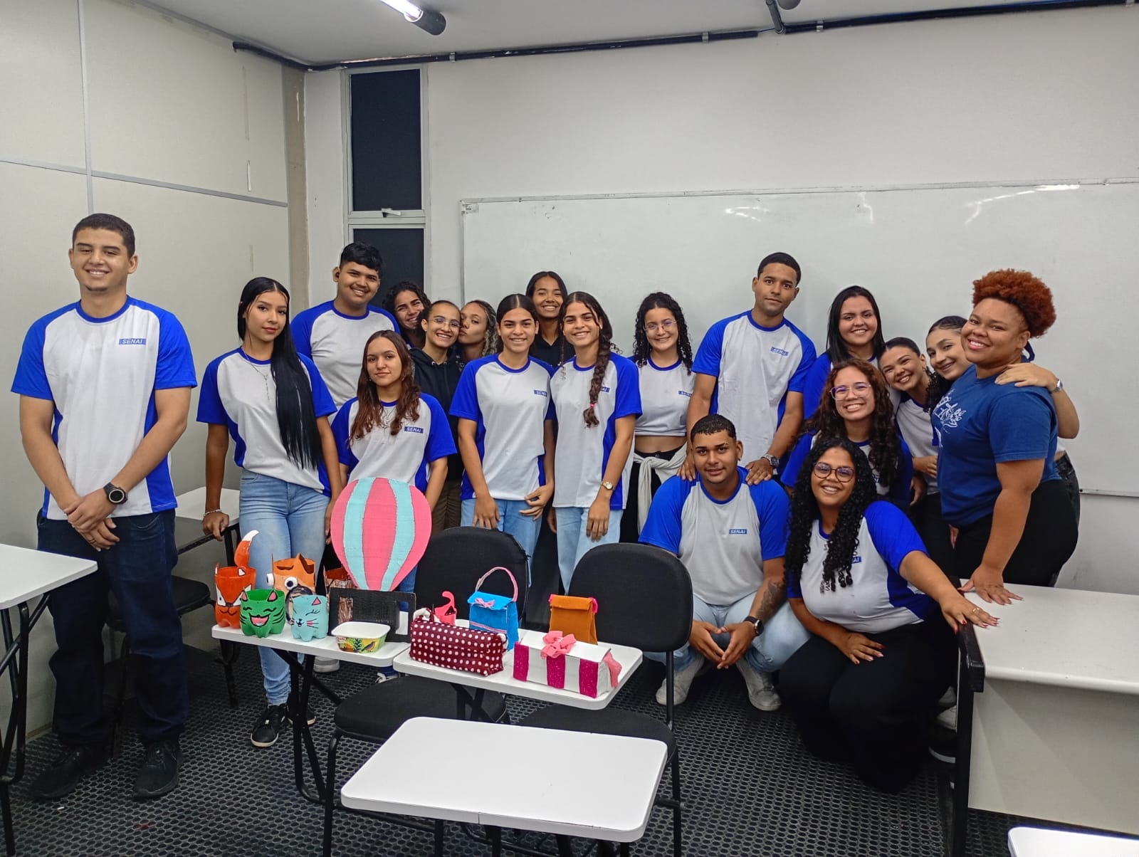 Aprendizes de produção têxtil apresentam trabalhos manuais de inovação sustentável