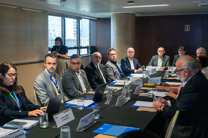 No COMPEM/CNI, Roberto Serquiz debate oportunidades para micro e pequenas empresas junto aos municípios