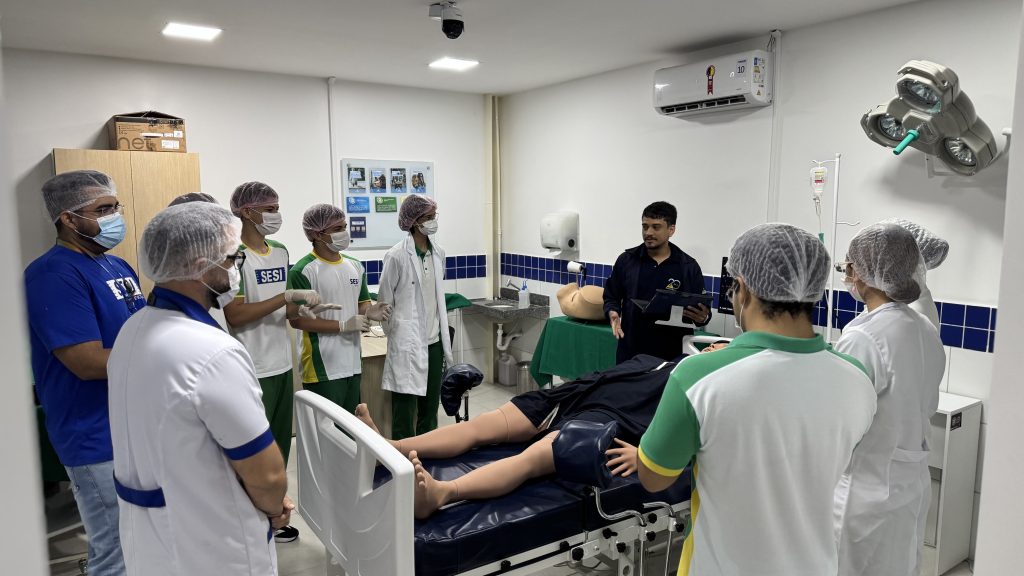 Estudantes da SESI Escola Mossoró vivenciam prática universitária durante visita à FACENE