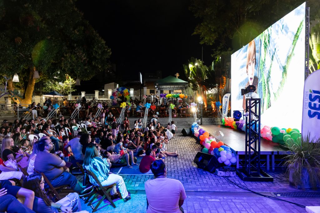 Segunda sessão do Cine Solar Família reúne crianças e famílias em tarde de cinema e brincadeiras no Solar Bela Vista 