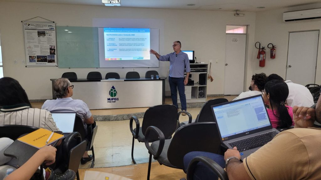 Diretor do SENAI-RN aborda desafios da descarbonização e oportunidades profissionais em palestra na UFRN